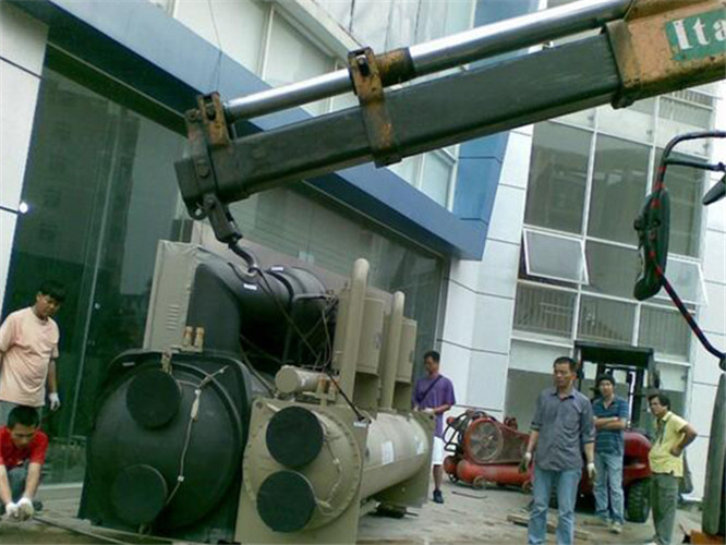 革吉县随车吊和汽车吊的核心区别是什么？哪种更省钱？