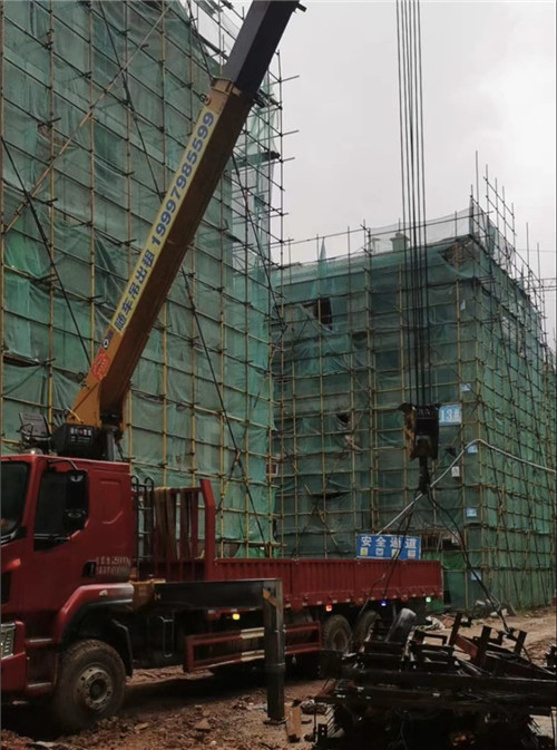 革吉县“慢工细活”—— 吊车的 “微动控制” 技术